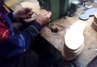 Ejemplo de funcionamiento de la máquina de hacer ranuras a las plantas de cuero.