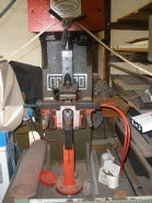 Máquina para clavar tacones obrero 