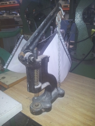 MÁQUINA PARA PONER REMACHES Y OJETES C.G. 1 