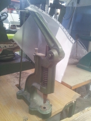 MÁQUINA PARA PONER REMACHES Y OJETES C.G. 2 