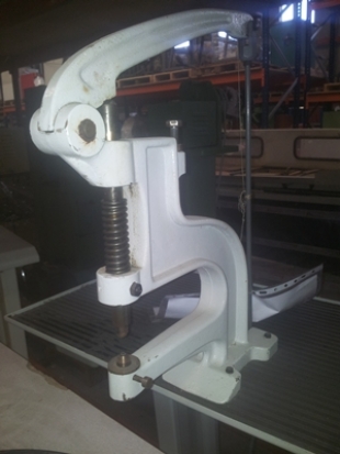 MÁQUINA PARA PONER REMACHES Y OJETES C.G. 3 