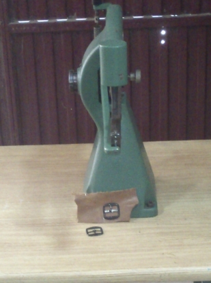 Máquina de poner hebillas 