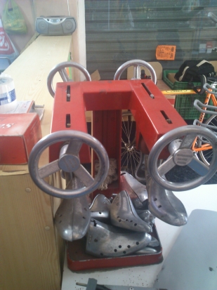 MÁQUINA DE AHORMAR Y ENSANCHAR 