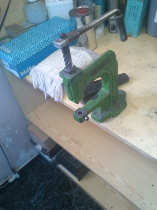 MÁQUINA DE PONER OJETES 0283 