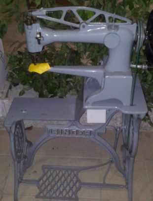 Máquina de coser remendona SINGER color gris 