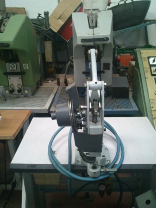 Máquina de poner ojetes neumática. 
