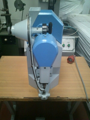 Máquina de poner ojetes eléctrica. 