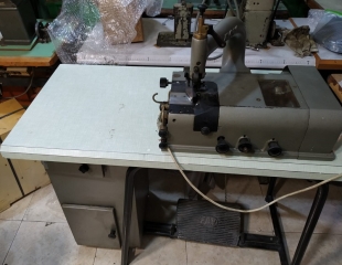 Maquina de rebajar piel marca FAV, con grupo de aspiración y con motor de embrague. 