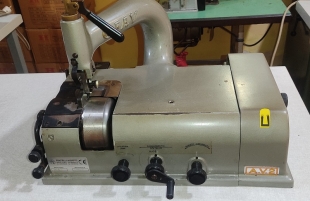 Maquina de rebajar piel FAV, con grupo de aspiración, modelo AV2 y sin motor de embrague. 