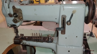 Maquina de coser de brazo y triple arrastre, ADLER 069-72 
