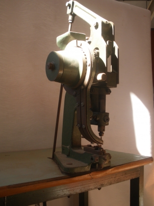 Máquina para poner ojetes 