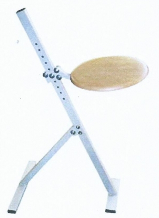 Punto de apoyo con asiento redondo de madera. 