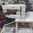 MAQUINA DE COSER PESADA, BRAZO CILÍNDRICO Y TRIPLE ARRASTRE CON GRAN LANZADERA BARREL PARA GUARNICIO RIDER