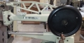 Maquina de coser zapatera de brazo largo de la marca GLOBAL, con bancada y motor 