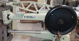 Maquina de coser zapatera de brazo largo de la marca GLOBAL, con bancada y motor Maquina de coser zapatera de brazo largo de la marca GLOBAL, con bancada y motor