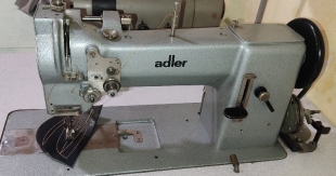 Maquina de coser plana ADLER 167 de triple arrastre y canilla pequeña 